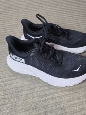 Hoka One One HOKA  Arahi  7 Women's Shoes Sz6.5 Wide Black White Women's Running